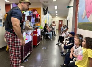 Manaus recebe o projeto ‘Laboratório Encantado’ que leva ciência e magia para crianças hospitalizadas