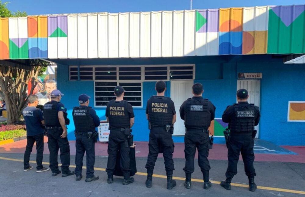 Agentes da Polícia Federal cumpriram mandados de busca e apreensão na sede da Semulsp, administrada por Sabá Reis (Polícia Federal/AM)