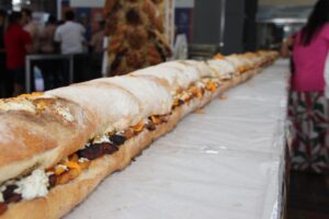 X-caboquinho gigante de 10 metros marca o Dia Mundial do Pão em Manaus