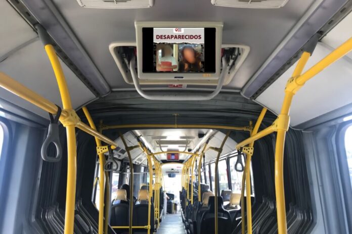 Iniciativa, que envolve a divulgação de informações em monitores instalados nos ônibus e terminais de integração, deve alcançar meio milhão de usuários de transporte público diariamente. Foto: Sinetram