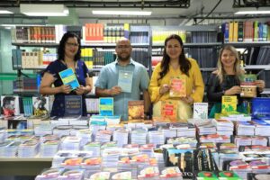 Dois mil novos livros são entregues à biblioteca da Escola Superior de Artes e Turismo da UEA