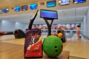 Amazon Bowling oferece boliche grátis em troca de ração para cães e gatos