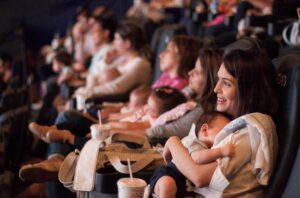 CineMaterna exibe ‘Mufasa – O Rei Leão’ em sessão especial para famílias com bebês