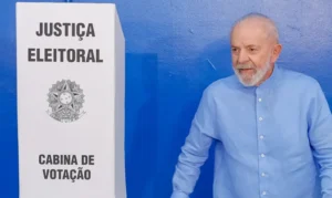 Lula vota em São Bernardo e diz que é hora de ‘corrigir erros’