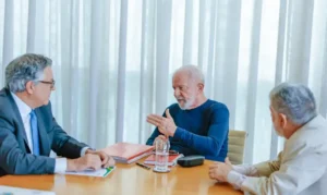 Após acidente doméstico, presidente Lula cumpre agenda no Palácio da Alvorada