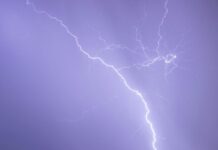 Tragédia em Novo Airão: descarga elétrica causa a morte de uma jovem em acampamento