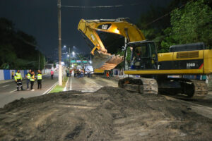 Seminf inicia obras emergenciais na avenida Mário Ypiranga após afundamento na lateral da via