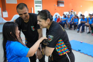 Terapia com cães policiais auxilia no desenvolvimento social e cognitivo no Amazonas