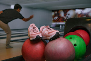 Amazon Bowling oferece boliche gratuito em troca de pares de tênis para ajudar crianças e adolescentes abandonados em Manaus
