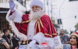 Árvore gigante de 11 metros e Papai Noel marcam a chegada do Natal no Sumaúma Park Shopping