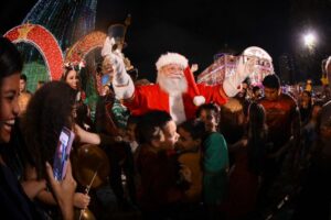 O Mundo Encantado do Natal: árvore de 23 metros e atrações estreiam neste domingo, no Largo de São Sebastião