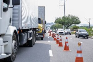 Detran autua mais de 2 mil caminhões por oferecer risco de acidentes de trânsito em Manaus