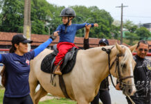 Terapia com cavalos da Polícia Militar transforma vidas no Amazonas EQUOTERAPIA DA PM FOTO ANTÔNIO LIMA