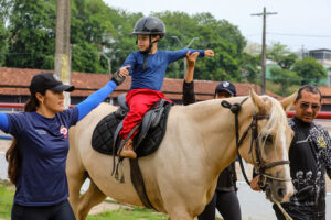 Terapia com cavalos da Polícia Militar transforma vidas no Amazonas