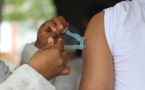 FVS destaca importância da vacinação e reforça proteção contra covid-19