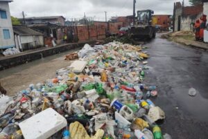 Após fortes chuvas, Manaus reforça limpeza das ecobarreiras e pede a colaboração da população