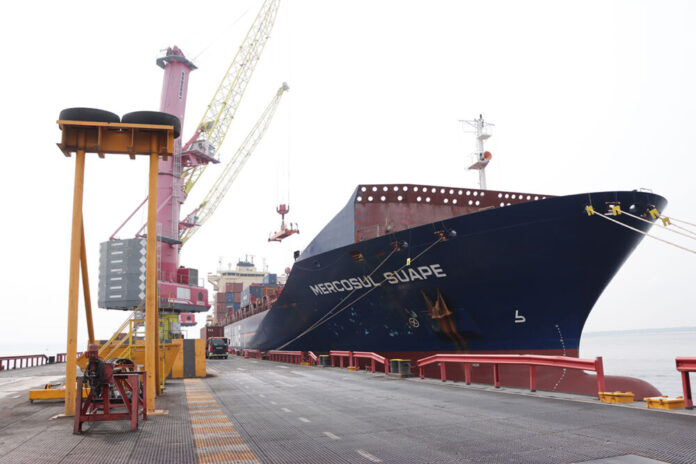 Primeiro navio de grande porte atraca em Manaus após 70 dias de seca histórica Primeiro navio de grande porte atraca em Manaus após 70 dias de seca histórica