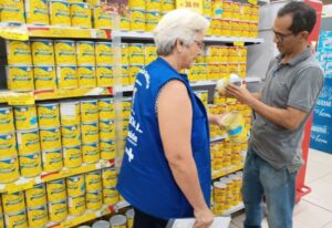 Leite em pó com suspeita de falsificação é apreendido em supermercados da zona Leste de Manaus
