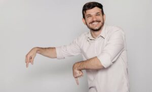 Padre Patrick leva fé e humor para o palco de Manaus com o show ‘Bença Padre’