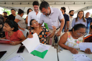 Wilson Lima entrega títulos definitivos para moradores do Residencial Gilberto Mestrinho
