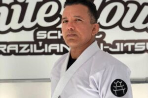 Preso por estupro, veja o momento em que o professor de Jiu-Jítsu Alcenor Alves, chega em Manaus