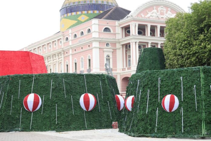 cultura montagem arvore de natal david martins Largo de São Sebastião recebe ornamentação natalina com inspiração em brinquedos vintage