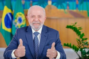 Lula troca de avião após falha no motor antes de voo no Pará