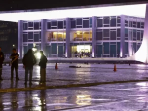 Polícia faz varredura na Praça dos Três Poderes após explosões