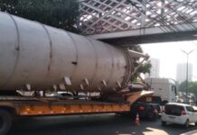 Motorista é autuado e multado após colidir carreta com passarela na zona Oeste de Manaus Motorista é autuado e multado após colidir carreta com passarela na zona Oeste de Manaus