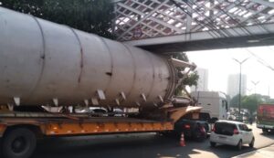 Motorista é autuado e multado após colidir carreta com passarela na zona Oeste de Manaus
