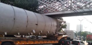 Motorista é autuado e multado após colidir carreta com passarela na zona Oeste de Manaus