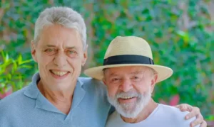 Lula recebe visita de Chico Buarque em São Paulo: ‘Um samba pra alegrar o dia’