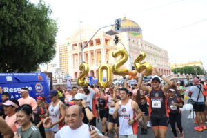 Corrida celebra os 128 anos do Teatro Amazonas em grande estilo