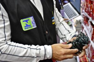 Mais de 2,5 mil itens natalinos irregulares são apreendidos em Manaus