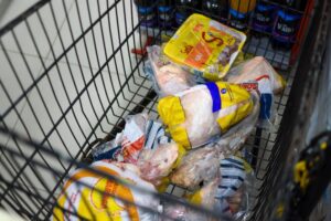 Mais de 80 produtos impróprios pra consumo são apreendidos em supermercado na Zona Leste de Manaus