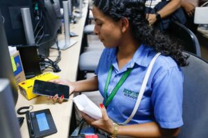 Operadora de caixa celebra ao ter celular devolvido pelo RecuperaFone: ‘Foi um presente do meu pai’