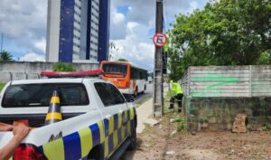 Flanelinhas são flagrados arrancando as placas de proibição de estacionamento na Ponta Negra