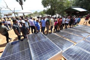 Governador entrega placas de energia solar a comunidades turísticas de Novo Airão