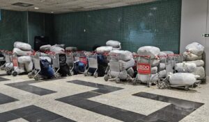 Operação no Aeroporto Eduardo Gomes retém 800 fardos de produtos sem nota fiscal