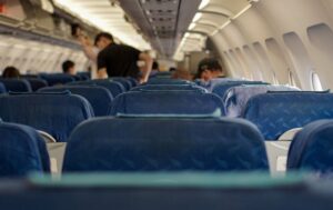 É obrigatório ceder o assento no avião para uma criança? Entenda as regras