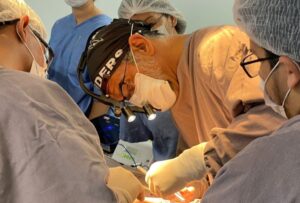 Cirurgia de 5 horas remove tumor de 14 cm em paciente com deformidade mandibular, na Fundação Adriano Jorge