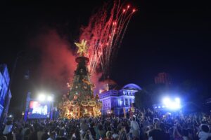 ‘O Mundo Encantado do Natal’: multidão celebra abertura com árvore de 23 metros no Largo São Sebastião