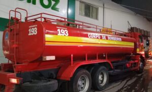 Bombeiros utilizaram 23 mil litros de água para conter fogo em galpão no São Geraldo