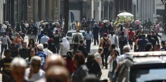 pessoas pib pessoas caminhando rua