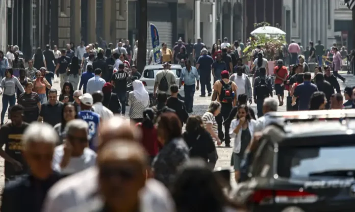 pessoas pib pessoas caminhando rua