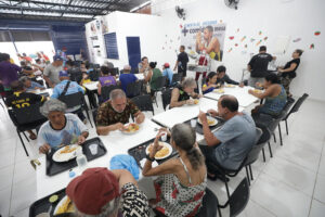 Programa Prato Cheio servirá almoço especial de Natal em Manaus e interior nesta terça-feira (24)