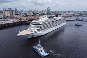 Navio Viking Sea atraca em Manaus com turistas canadenses, americanos e alemães