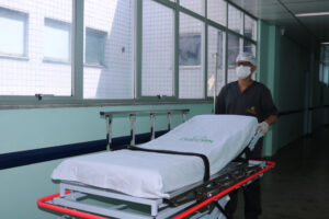 FCecon reforça estrutura com dez novas macas para pacientes