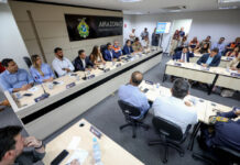 Plano de combate às queimadas no Amazonas inclui novos equipamentos e brigadas permanentes Governador anuncia ações contra queimadas ()