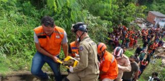 Governo do Amazonas mobiliza operação de resgate de vítimas de deslizamento de terra no bairro Redenção Foto Arthur Castro Secom